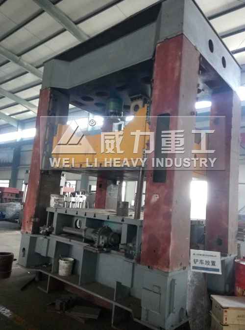 630噸框架式液壓機(jī)加工現(xiàn)場(chǎng)