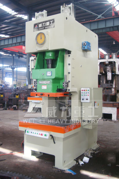 315噸氣動(dòng)沖床車間