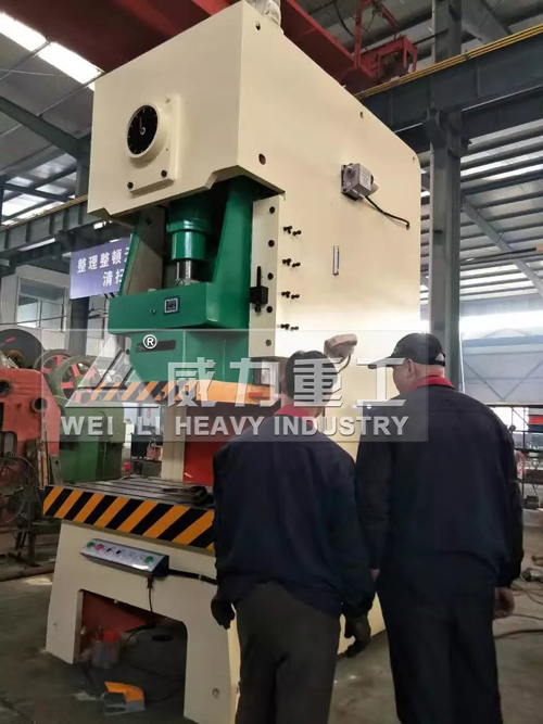 山東威力操作人員對200噸氣動沖床檢測