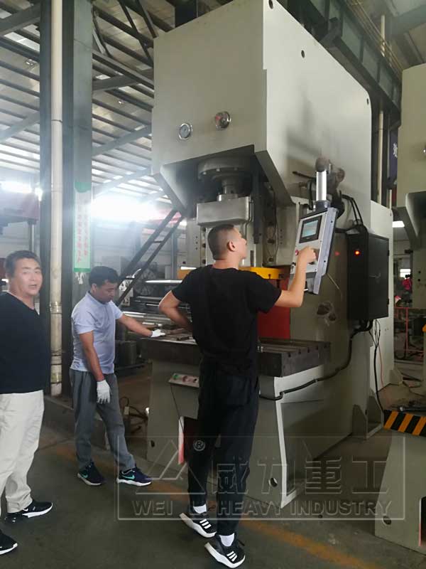 250噸快速液壓沖床車間調(diào)試