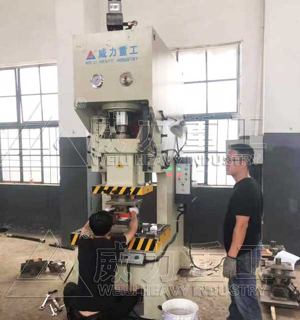 液壓沖床客戶使用現(xiàn)場