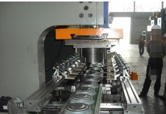 沖床自動(dòng)化生產(chǎn)現(xiàn)場